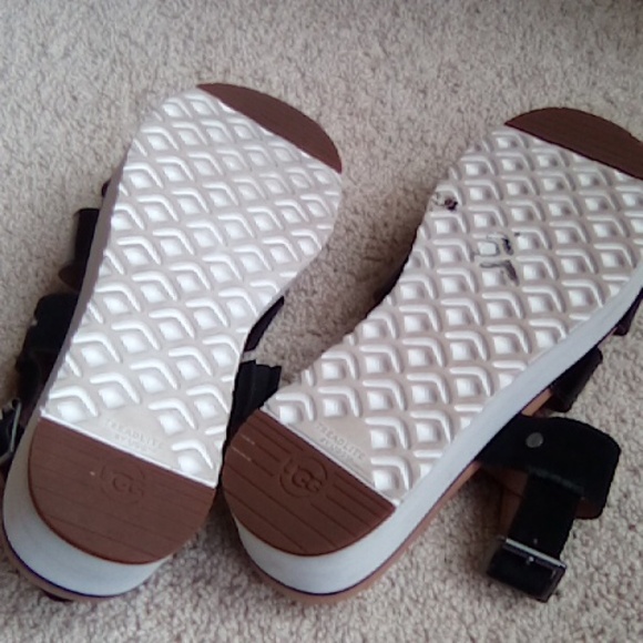 UGG Braelynn Patent Leather Sandals - Picture 8 of 10